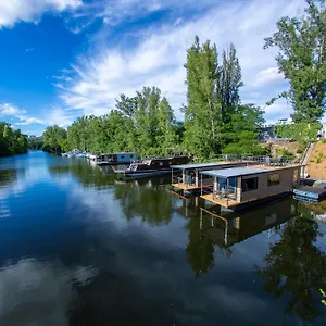 Bay Houseboats Botel Prag